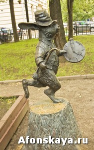 Москва памятник кролику из сказки "Алиса в стране Чудес"