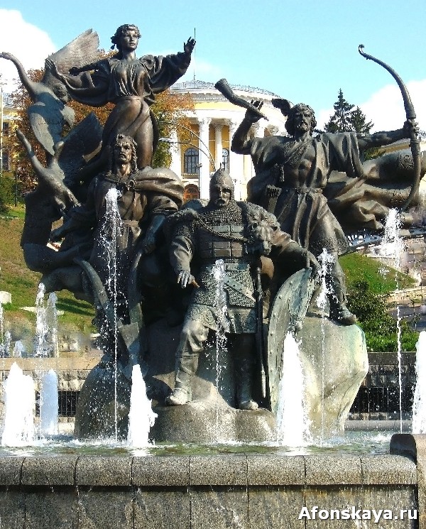 памятник основателям киева кию, щеку, хориву и либеди на площади независимости